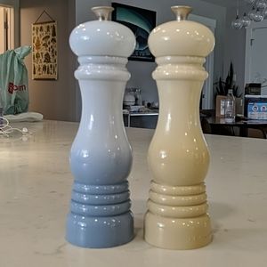 Le Creuset salt and pepper mill
